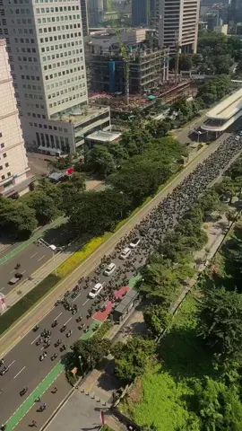 [HARI INI] 29 Agustus 2025, Ribuan pengemudi ojek online (ojol)mengiringi pemakaman Affan Kurniawan,driver ojol yang meninggal dunia setelahdil*ndas rantis Barakuda pada kejadian demo malam tadi.Selamat jalan Affan🥀🎥 aidaaihsan#jaket #dpr #demo #fyp 