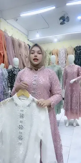 Gamis Full Brukat Maudy terbaru dengan inner dan outer terpisah! Modelnya elegan, cocok untuk berbagai acara. Buruan di-CO!