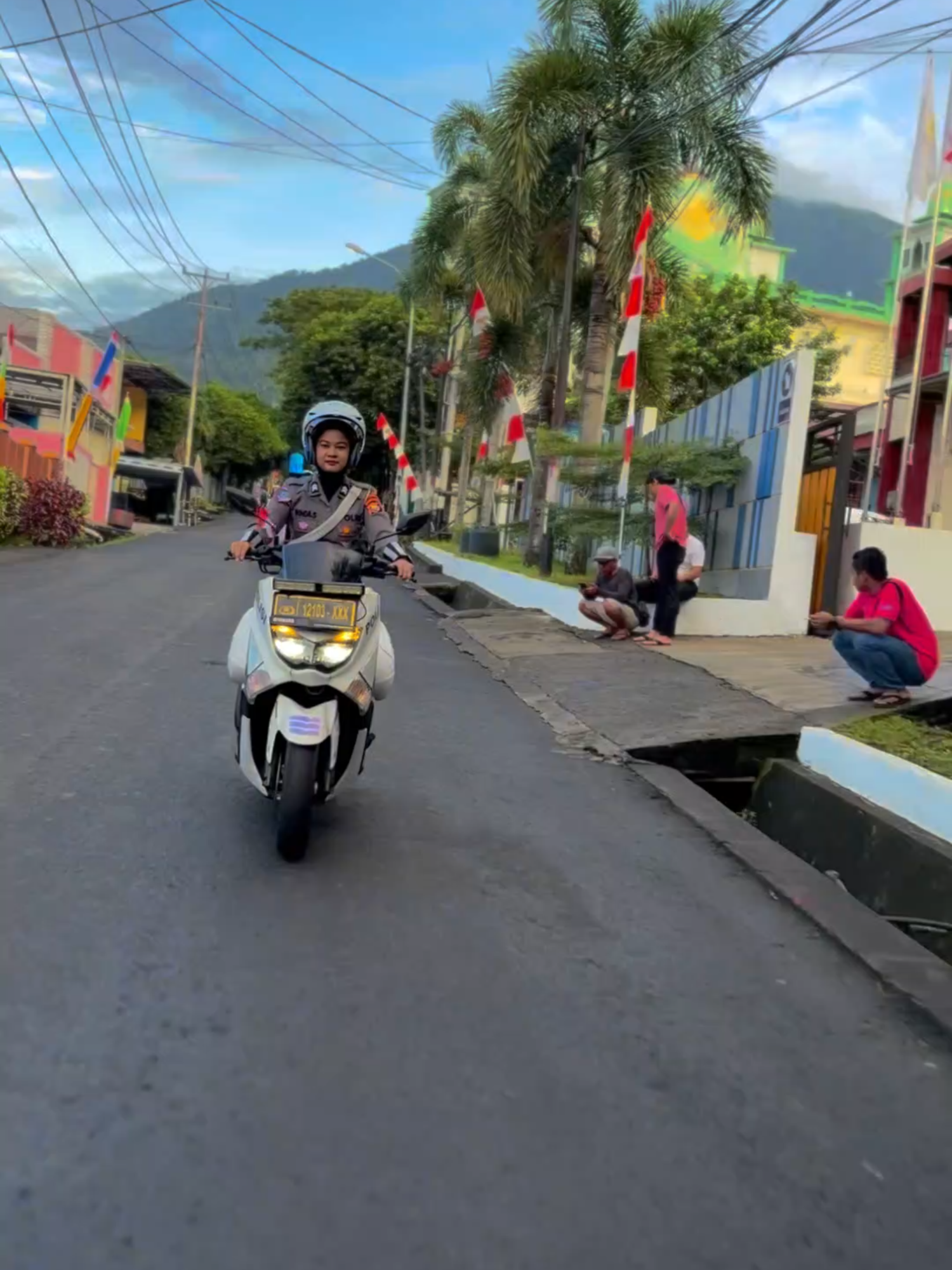 👮‍♂️ Patroli Polantas Presisi hadir untuk menjaga kamseltibcarlantas tetap aman, tertib, dan lancar. Dengan patroli rutin, Polantas memastikan setiap pengguna jalan bisa beraktivitas dengan nyaman serta terhindar dari pelanggaran dan potensi kecelakaan. 🚓💨 Polantas Presisi, selalu hadir di tengah masyarakat demi keselamatan bersama. 🙌 #PolantasPresisi #DitlantasPoldaMalukuUtara #TertibBerlaluLintas #YukUtamakanKeselamatan #Kamseltibcarlantas #fyp #RTMCMalut