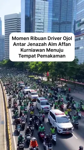 Momen ribuan kawan-kawan ojol mengantarkan jenazah Alm Affan Kurniawan menuju tempat peristirahatan terakhirnya di TPU Karet Bivak.. Al-Fatihah, semoga diampuni segala dosa-dosanya, husnul khotimah untuk Alm. Affan 🤲🏼🥀 📹: agtblkhh