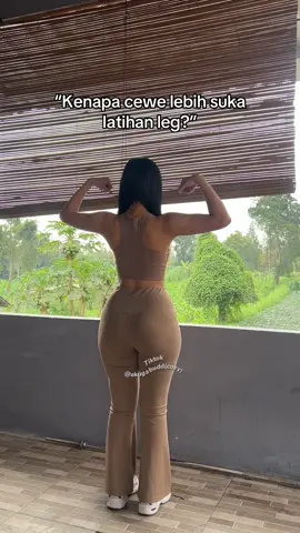 Membalas @madamrazmaa latihan kaki itu banyak banget manfaatnya, selain buat glutes makin cakep bisa bikin otot kaki kita makin kuat karna seluruh tumpuan badan itu ada dikaki, latihan leg juga bantu pembakaran kalori secara maksimal dan masih banyak lagi manfaatnya 