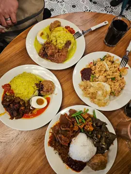 Alhmdulillah Pagi2 tadi anak dan menantu  datang  jemput keluar sarapan. Alhamdulillah seronok dapat luang masa bersama2. Semoga Allah murahkan rezeki mereka sekeluarga.