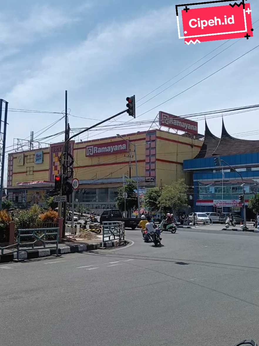 Salah satu plaza (shopping mall) di Kota Payakumbuh. Plaza ini berdiri di pusat kota, Jalan Sudirman, Labuh Baru, Kecamatan Payakumbuh Utara, Kota Payakumbuh. Gedung Ramayana merupakan salah satu pusat perbelanjaan masyarakat Kota Payakumbuh tampak Sepi, Jumat (29/8/2025) #cipeh #ramayana #payakumbuh #foryoupage #goviral 