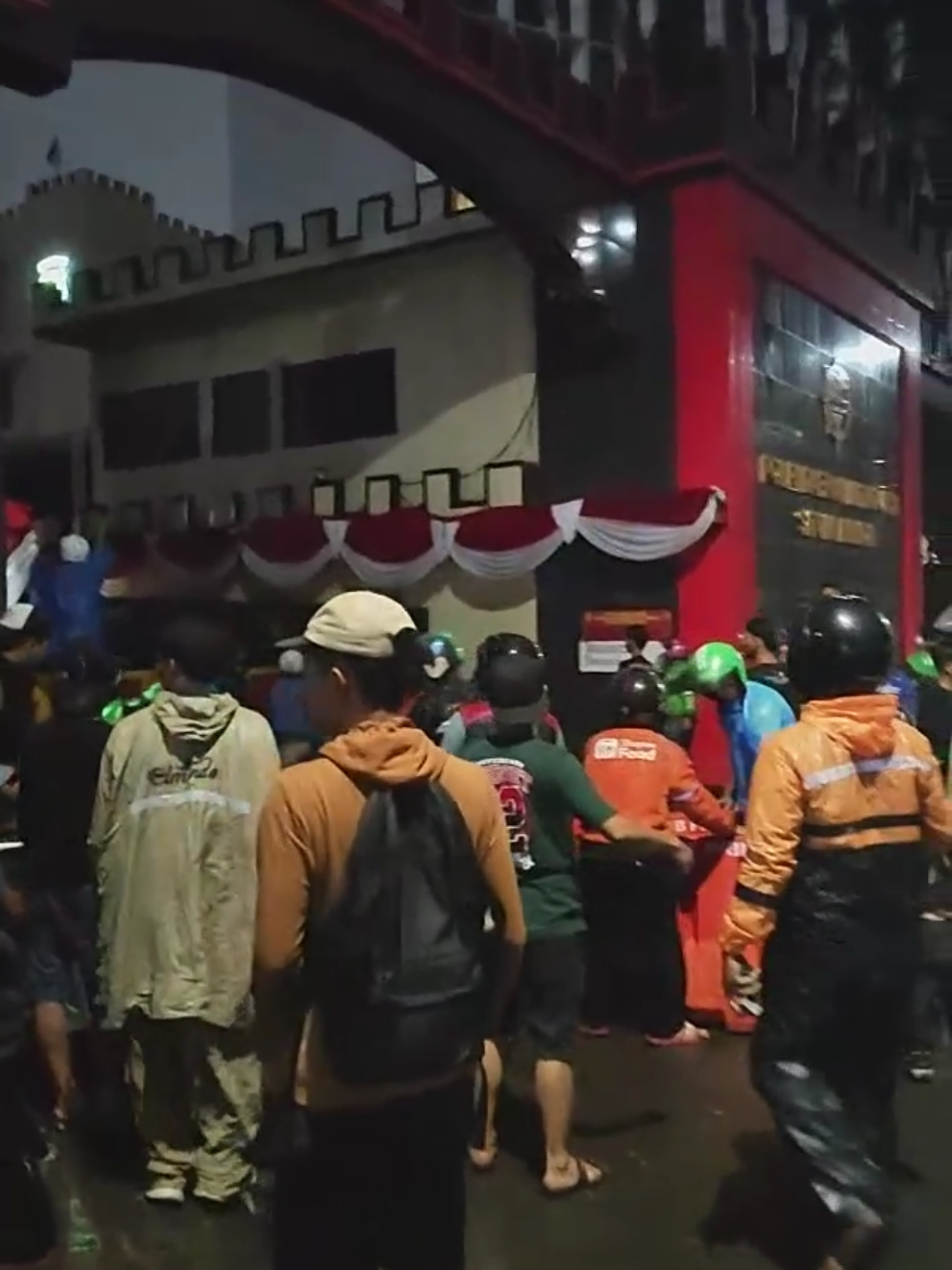 Awal mula penyerangan Mako Brimob kwitang Jum'at malam jam 22.13 WIB suasana mencekam ketika para ojol menyerbu#tiktoklive #livehighlights 