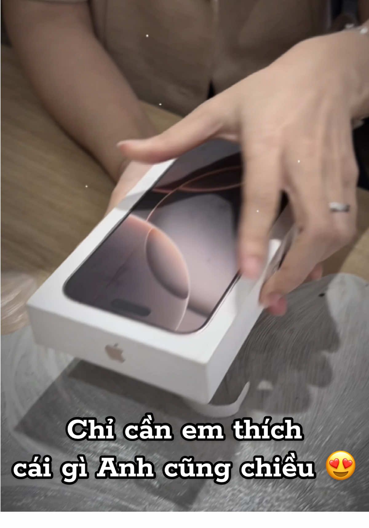 “Không phải hoa, không phải quà… mà anh dẫn chị đi đập hộp iPhone 16 Pro Max  ✨ Đỉnh của chóp luôn 🥰”#vietnam #iphone #iPhoneDaNang #iphone17 #emthich 