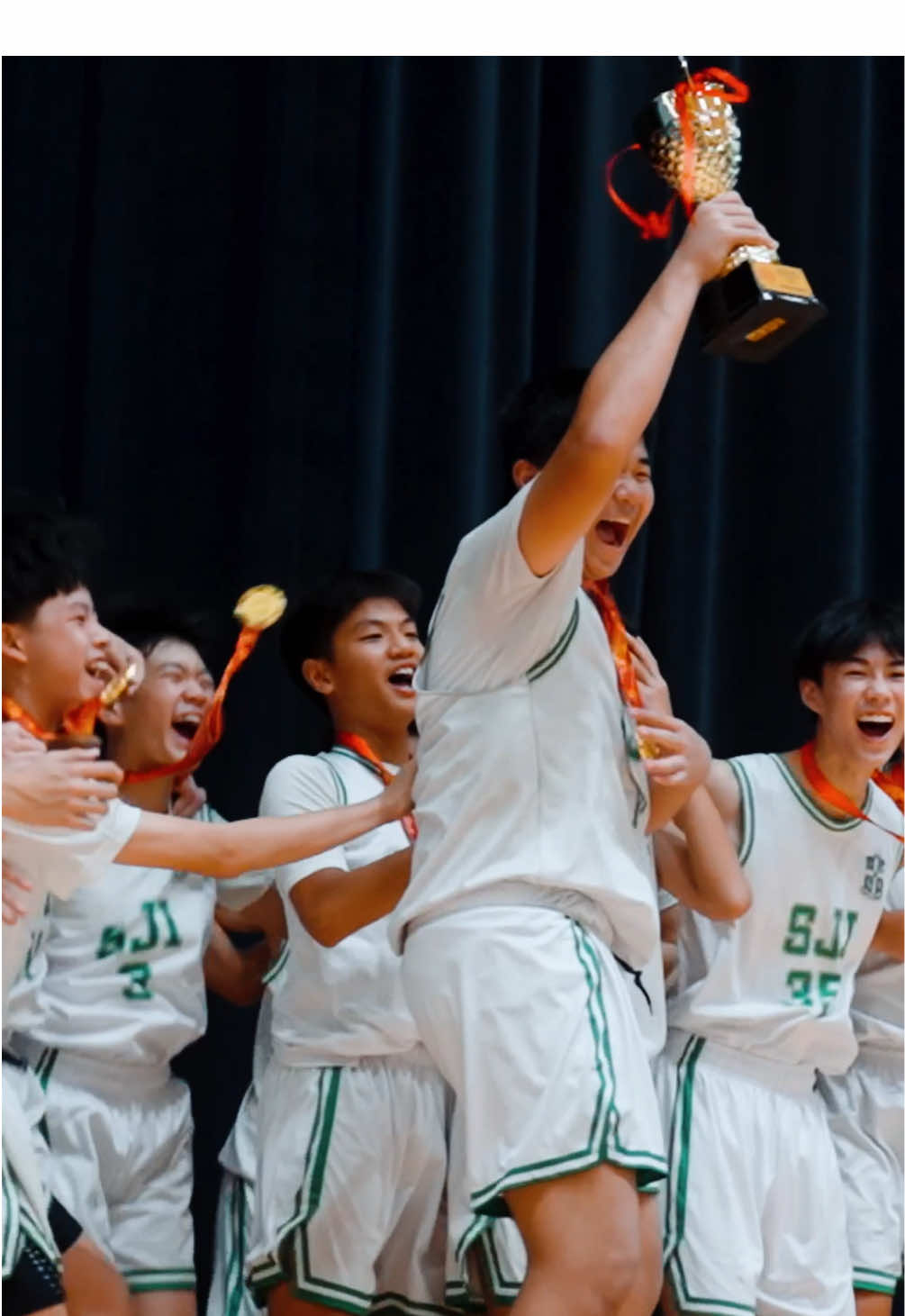 SJI shot the lights out on their way to their FIRST EVER CHAMPIONSHIP 4 years after their programme began 🤯🏆 Shot with @sonysingapore 📸🎥 #yangraphs #sonyalphasg #sonysingapore  #basketball #singaporebasketball        