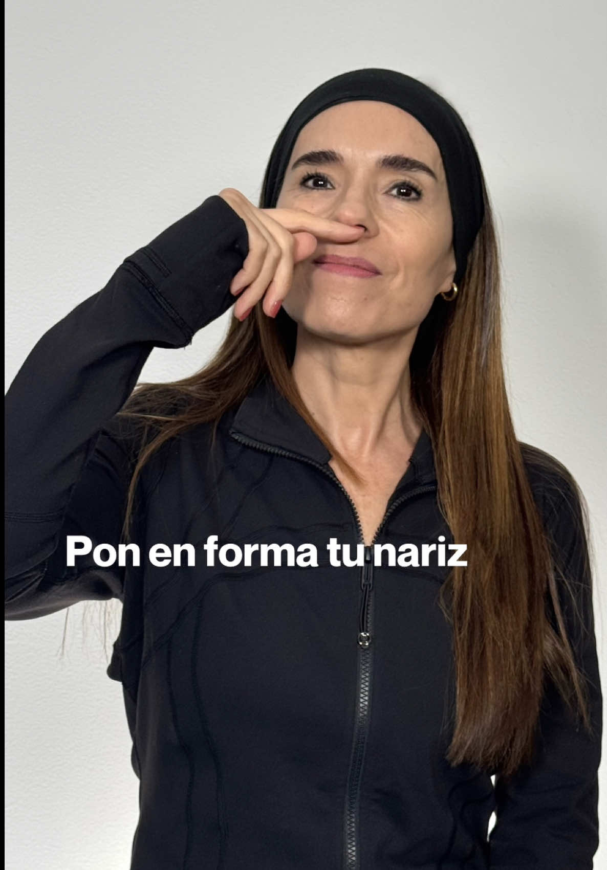 👃🏻 La nariz no crece con la edad… lo que pasa es que la punta tiende a caer porque perdemos colágeno, elasticidad y soporte en el cartílago. ✅ Con ejercicios faciales podemos darle firmeza y mantener su forma. ⏱️ La constancia es la clave: practica este ejercicio 1 a 2 minutos todos los días y notarás la diferencia. . . . . . #yogafacial #skincare #faceyoga #skincaretips #beautytips   