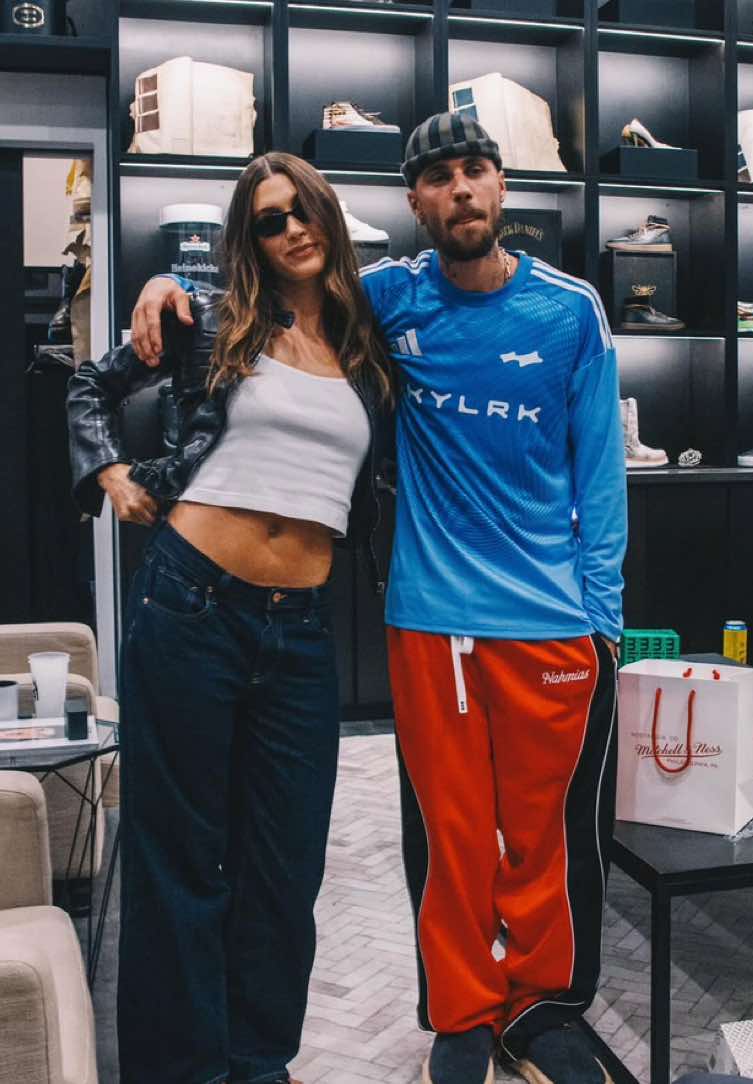 Justin’s reaction when he saw Hailey arriving at the SKYLRK vs N3ON basketball game for THE LEAGUE at SRGN Studios in Los Angeles, California. (August 28) #justinbieber #haileybieber #bieberfever 
