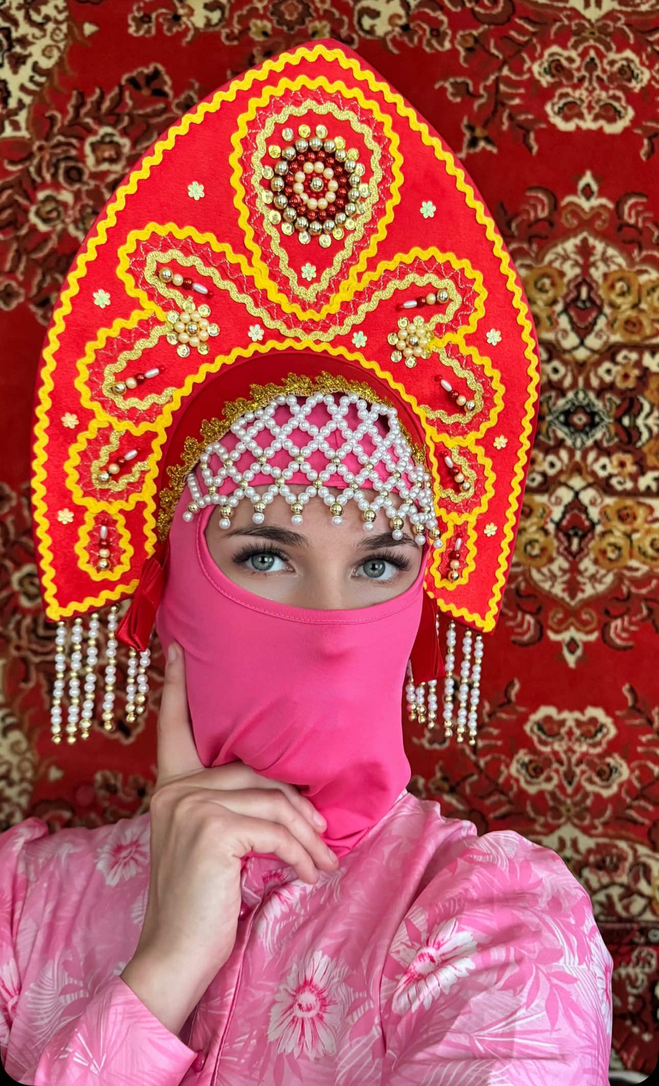 Сегодня мне 34 И уже в жизни все не так страшно, как раньше. Это, когда у меня много знаний «как правильно жить», а живу все равно по инструкции «на глазок» Когда знаю себе цену, но иногда торгуюсь с доставкой мебели. 34 - это когда можно самой покрасить стол, выгнать сырость со стены и при этом остаться женщиной, которая любит красивые платья. И знаете что? Я поняла: 34 - это не про цифру. Это про то, что я могу все сама, но с любовью принимаю помощь. Про то, что у меня есть дети, дом, мечты и огромное желание жить дальше красиво и вкусно. Так что да, мне 34. И это начало еще одного крутого этапа. #маматроих #изгородавдеревню #многодетная #женскаясила 