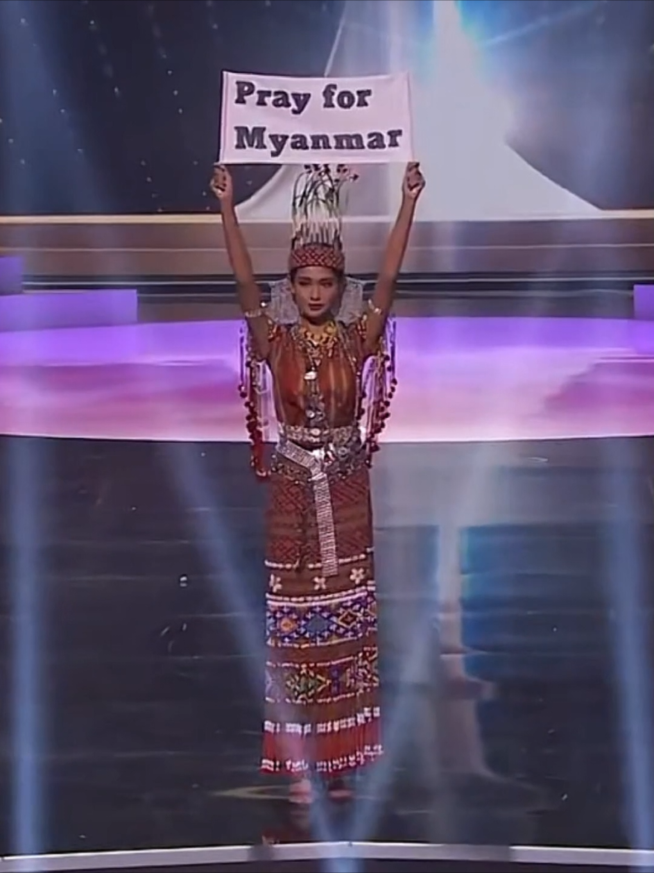 National Costumes At Miss Universe !! #ariadnarm2015 #vnampageant #missuniverse #nationalcostume #viral 