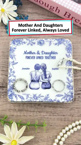 Mom’s smile said it all when she got this ring dish 💖 #wanderprints #personalized #gifts #momgift #familygift