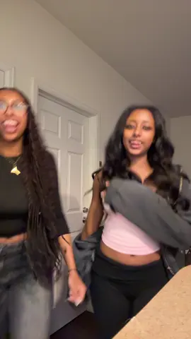 🧍🏾‍♀️