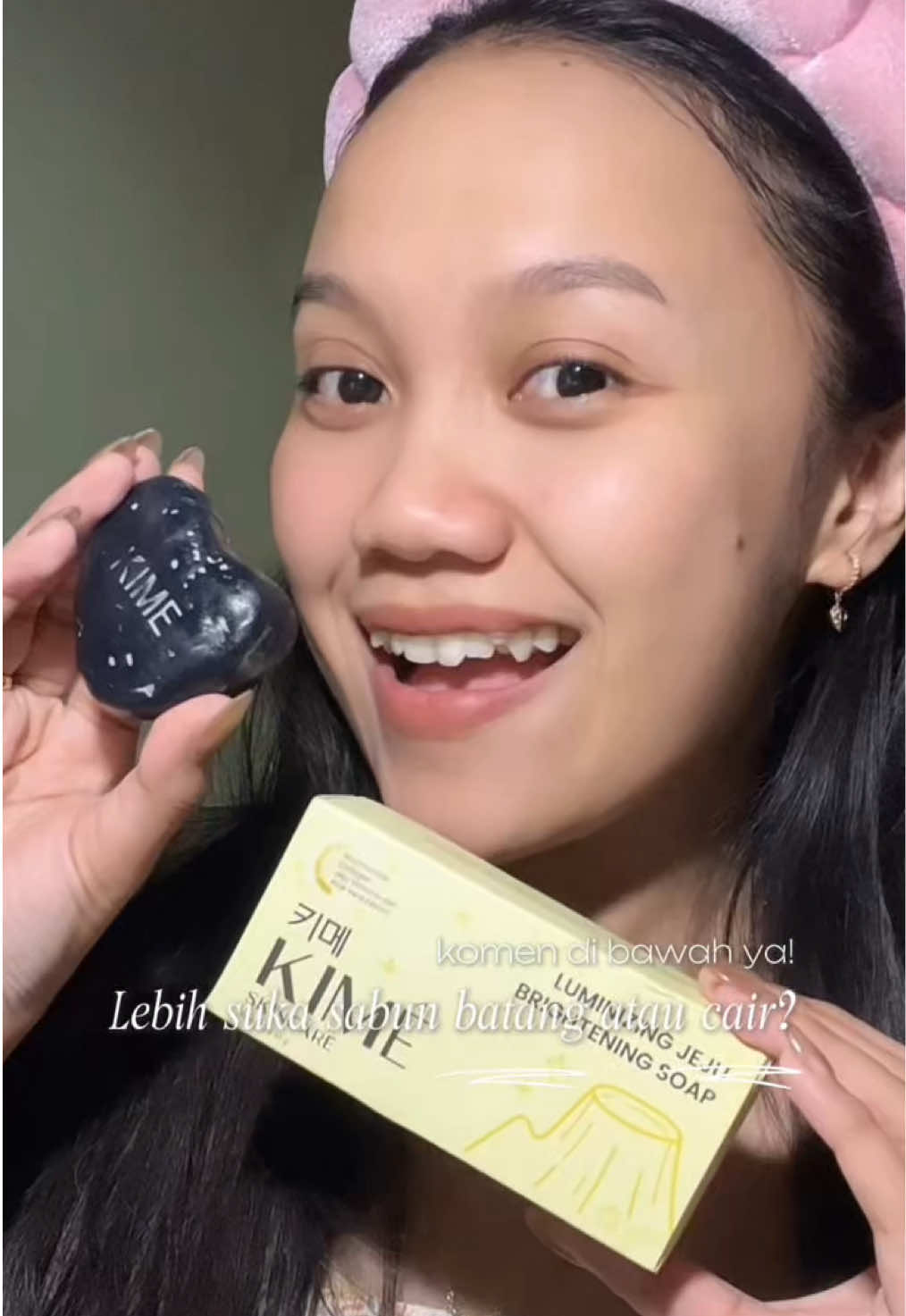 Sukaa bangett , kulit auto cerahan cuma pake sabun ini ajaa😍👍🏻 jadi kalian tim mana nih sabun batang atau cair ??#Kime #Sabunkerikil #sabunhitam