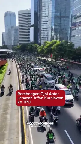 Iring-iringan ratusan pengemudi ojek online (ojol) mengantar jenazah Affan Kurniawan seorang pengemudi ojol yang meninggal dunia setelah terlindas kendaraan taktis (rantis) milik Brimob pada Kamis (28/8/2025) malam. Almarhum dimakamkan di tempat pemakaman umum (tpu) Karet Bivak, Jakarta, Jumat (29/8/2025). #affankurniawan #ojolkelindasmobilbrimob #ojol #lewatberanda #viralpost 