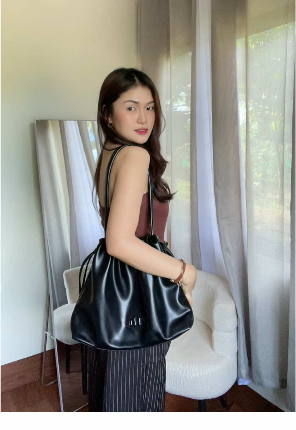 Look how classy this bag is ✨🖤😩 #mossdoom #mossdoombag #largecapacitybag #drawstringbag #everydaybag 