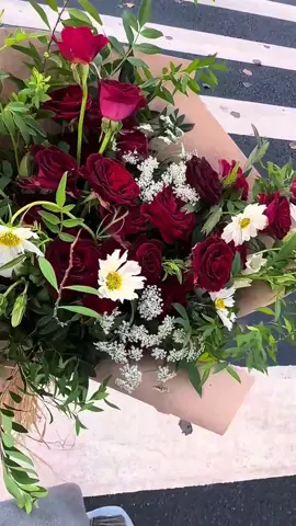 Tôi tặng em một bó hoa… #flowers #nhofleur_hoatuoi #xuhuong #tiemhoanho #hoatuoisaigon 