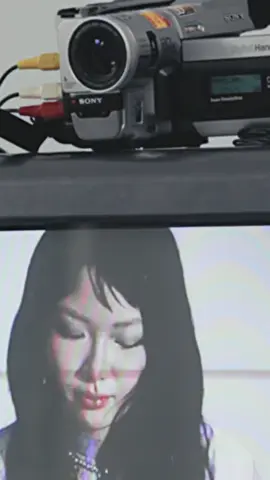 Có lẽ cuộc đời luôn là những lựa chọn kèm theo đánh đổi. AZA đã chọn âm nhạc, chấp nhận mất đi những điều bình thường của tuổi trẻ để đổi lấy một hành trình rất riêng – nơi có ánh sáng, có sân khấu và có cả tình yêu thương mà bạn nhận được hôm nay. #AnhSangAZA #AZA #AZAverse #CelebEntertainment #FCAnhSangAZA 