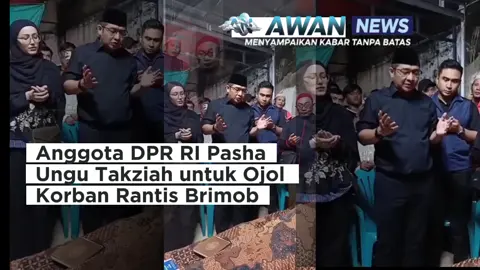 Anggota DPR RI Pasha Ungu Takziah untuk Ojol Korban Rantis Brimob Jakarta, Awan News – Anggota DPR RI, Sigit Purnomo Syamsuddin Said atau yang lebih dikenal sebagai Pasha Ungu, menyampaikan duka cita mendalam atas meninggalnya Affan Kurniawan, pengemudi ojek online asal Jakarta yang tewas terlindas mobil taktis Brimob (Rantis Barakuda) saat kericuhan demonstrasi di sekitar Gedung DPR, Kamis (28/8/2025). Pasha hadir langsung bertakziah ke rumah duka almarhum serta mendoakannya, seperti terlihat dalam video yang beredar. Ia berharap keluarga yang ditinggalkan diberikan ketabahan serta almarhum husnul khatimah. > “Kami sangat berduka atas musibah ini. Semoga almarhum Affan mendapatkan tempat terbaik di sisi Allah SWT, dan keluarga diberi kekuatan menghadapi cobaan ini,” ujar Pasha. Peristiwa tragis yang menimpa almarhum Affan sebelumnya viral di media sosial. Ia menjadi korban ketika situasi unjuk rasa memanas di kawasan Pejompongan, Jakarta Pusat. Kehadiran Pasha di tengah keluarga almarhum diharapkan dapat memberi dukungan moril sekaligus menjadi pengingat agar aparat lebih humanis dalam mengamankan aksi demonstrasi. Tagar #beritausukabumi #ojolviral #demodprri #brimob ramai digunakan warganet sebagai bentuk solidaritas dan doa untuk mendiang Affan Kurniawan. ✅ Jangan lupa subscribe, follow, like & share! Ikuti terus berita inspiratif lainnya di platform resmi media sosial kami di YouTube, Instagram, TikTok, Facebook Awan News, portal resmi website berita Awan News https://awannews.id/, dan saluran resmi WhatsApp kami https://whatsapp.com/channel/0029VbB1gqJKAwEuVdEdEq0L @ungu_band_ @pasha_ungu_vm 