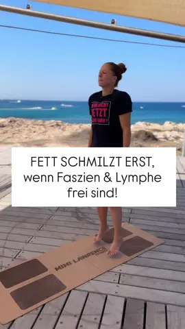 ‼️Klartext: Fett verbrennst du nur im Kaloriendefizit.‼️ . Dein Körper greift erst dann auf gespeicherte Energie (Fettreserven) zurück, wenn du über den Tag weniger Kalorien zuführst, als du verbrauchst. Alles andere (Training, Stoffwechsel, Faszien, Hormone, Supplements) kann nur beeinflussen: 👉🏻wie effizient dein Körper Energie nutzt, 👉🏻woher er diese Energie nimmt (Kohlenhydrate vs. Fette), 👉🏻wie hoch dein Gesamtverbrauch ist, 👉🏻wie du dich dabei fühlst (Energielevel, Hunger, Regeneration). 🙏Aber die einfache Physik bleibt: Ohne negativen Energiehaushalt kein Fettabbau. . 🆘Aber: Faszien- und Lymphbewegung halten Stoffwechsel, Durchblutung und Nährstofftransport auf Trab – und genau das entscheidet, ob dein Körper effizient Fett abbaut oder blockiert. Übungen gesehen bei Mimilawrencegesundheit . 👉 Jeden Tag ein paar Minuten Bewegung = mehr Energie, bessere Regeneration, leichterer Fettabbau. . Mach das jeden Morgen und dein Körper fühlt sich leichter, beweglicher und wacher an: Diese 5 einfachen Bewegungen (je 60 Sekunden) … 1️⃣Body Bounces – lockern Faszien, fördern Durchblutung 2️⃣Body Waves – entspannen Wirbelsäule & Nervensystem, Stressabbau 3️⃣Armschwünge – bringen Schwung in Kreislauf & Energie 4️⃣Armpit Tapping  – beruhigt das Nervensystem, reduziert Stress & fördert emotionale Balance 5️⃣ Good Morning aka Deadlift – aktiviert die größten Muskeln, kurbelt Fettverbrennung & Energieverbrauch an . 💪🏼 Nur 5 Minuten täglich: ✅ Faszien geschmeidig halten ✅ Lymphfluss aktivieren ✅Kreislauf pushen ✅ Stress abbauen & Energie spüren . Diese Bewegungen sind simpel – und ihre Wirkung spürst du sofort. Langlebigkeit steckt nicht in einer geheimen Pille, sondern in der Art, wie du dich täglich bewegst. Bewege dich mit Achtsamkeit – dein Körper dankt es dir mit Vitalität für viele Jahre. . Bis Morgen,  Deine Mimi Lawrence ❤️ Platz 1 Spiegel Bestseller Autor: WENN NICHT JETZT, WANN DANN: Neustart Wechseljahre . #fascia #morgenroutine #movements #stayfit 