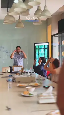 Mari kita terus berinovasi, menjaga semangat kolaborasi, dan menyambut setiap peluang dengan strategi yang matang. #weeklymeeting #bestagentinjakarta #topagents #teamwork #reginakatalog