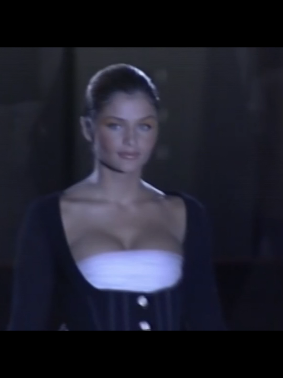 #HelenaChristensen for #Versace SPRING/SUMMER 1993       #fashion #model #fyp 