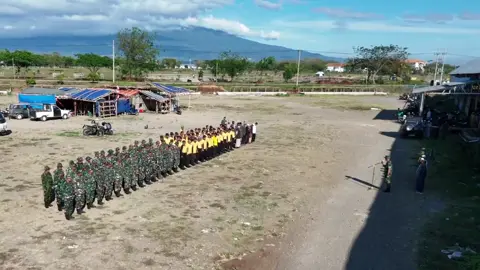 Magetan. Dalam rangka memperingati Hari Ulang Tahun ke-80 Tentara Nasional Indonesia (TNI) tahun 2025, Kodim 0804/Magetan melaksanakan kegiatan Bakti Teritorial Prima berupa pembersihan fasilitas umum. Kegiatan ini melibatkan unsur TNI, Polri, pengasuh pesantren dan para santri, berlangsung di Pondok Pesantren (Ponpes) Al Fatah Temboro , Kecamatan Karas, Kabupaten Magetan. Kamis (28/08/2025) #tniprima #profesional #responsif #integratif #modern