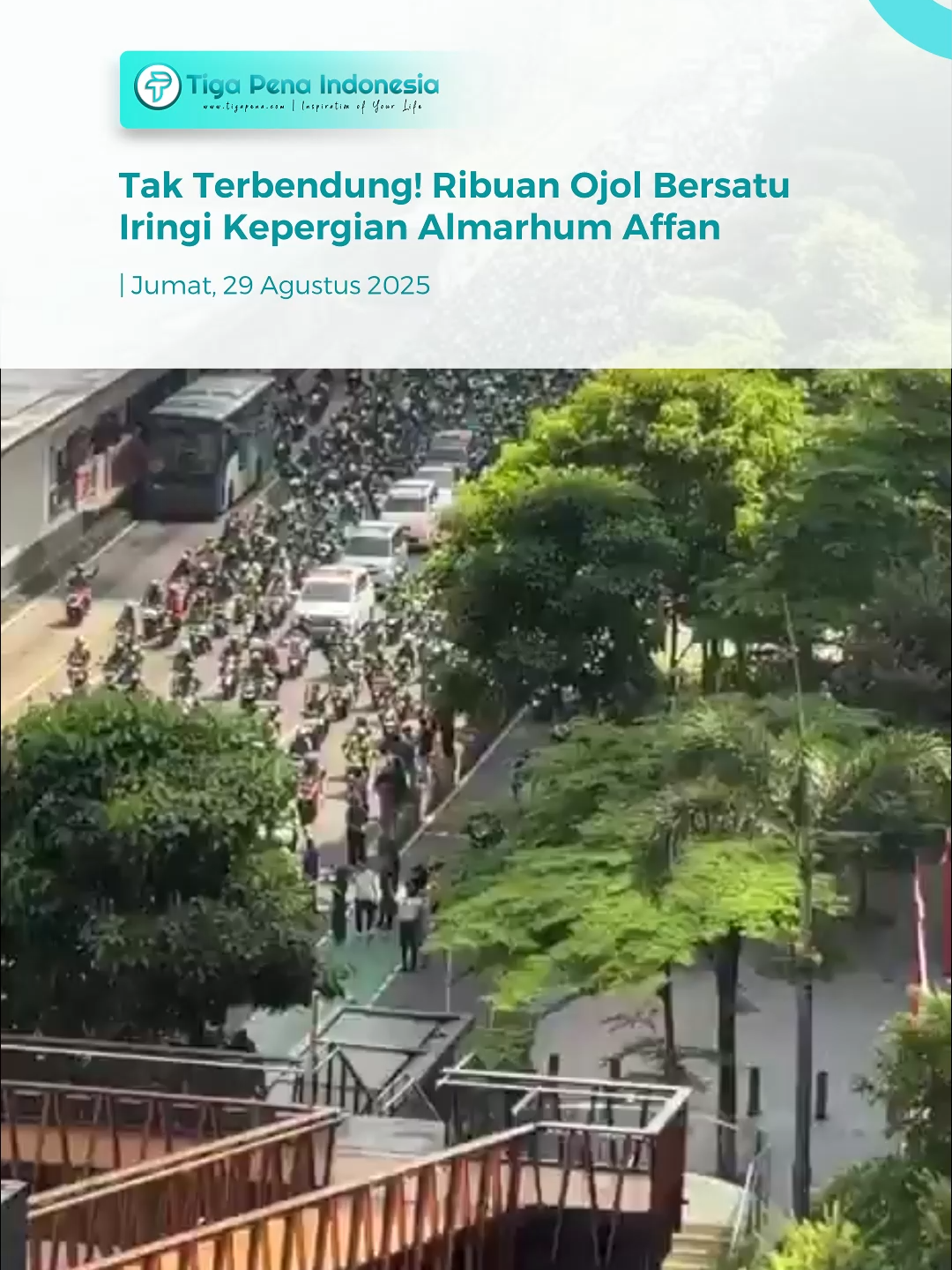 Suasana haru menyelimuti prosesi pemakaman almarhum Affan Kurniawan, pria berusia 21 tahun asal Tanjungkarang, Bandarlampung, pada Jumat (29/8). Ribuan pengemudi ojek online (Ojol) tampak memadati jalanan, ikut mengiringi kepergian rekan sejawat mereka menuju tempat peristirahatan terakhir. Sebelumnya, pada Kamis malam (28/8), Affan mengembuskan napas terakhirnya saat dalam perjalanan menuju RS Pelni, Jakarta. Ia meninggal dunia usai terlindas kendaraan taktis (rantis) Brimob ketika berlangsung aksi demonstrasi di kawasan Senayan, Jakarta. Pantauan di lokasi pemakaman, lautan jaket hijau memenuhi sepanjang jalan. Para driver ojol dengan tertib mengawal iring-iringan jenazah, sebagai bentuk penghormatan terakhir dan solidaritas sesama pejuang jalanan. Momen ini turut menjadi sorotan publik. Banyak warganet mengapresiasi persaudaraan yang ditunjukkan para driver ojol. Kepergian Affan Kurniawan meninggalkan duka mendalam, tidak hanya bagi keluarga, namun juga ribuan sahabat seperjuangan di jalan raya. #AffanKurniawan #OjolBersatu #SolidaritasOjol #Senayan #Jakarta #Lampung #BeritaViral #DukaCita #BreakingNews #TigaPena