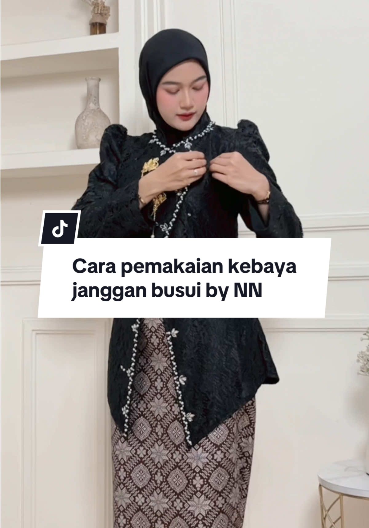 Sering banget yg tanya kebaya janggan nya busui gak ka.. yups kebaya janggan by NN busui ya kaka syg.. kancing aktif sampai bawah jd lebih mudah pemakaian nya  #promomakangajian #kebaya #kebayawisuda #kebayajanggan #kebayalamaran 