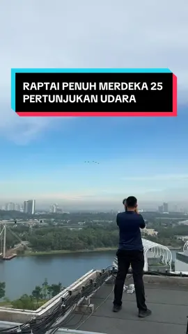 🇲🇾🔥 Raptai penuh pertunjukan udara Dataran Putrajaya 2025! Jet fighter bersusun, pilot bersedia, adrenaline naik mencanak! Suara enjin Su-30MKM bergema di langit Putrajaya. Ini baru raptai, belum hari sebenar lagi beb! Siapa ready nak tengok aksi ‘cobra turn’, flypast Jalur Gemilang #AirshowMalaysia #Putrajaya2025 #Su30MKM #RaptaiPenuh #TUDMpower  