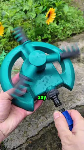 Cuối cùng đã phát minh ra một vòi phun nước tự động xoay khi được kết nối với đường ống nước!! #creatorsearchinsight #voixoay360dophunnuoc #tienich #thietthuc #jizonguyen 