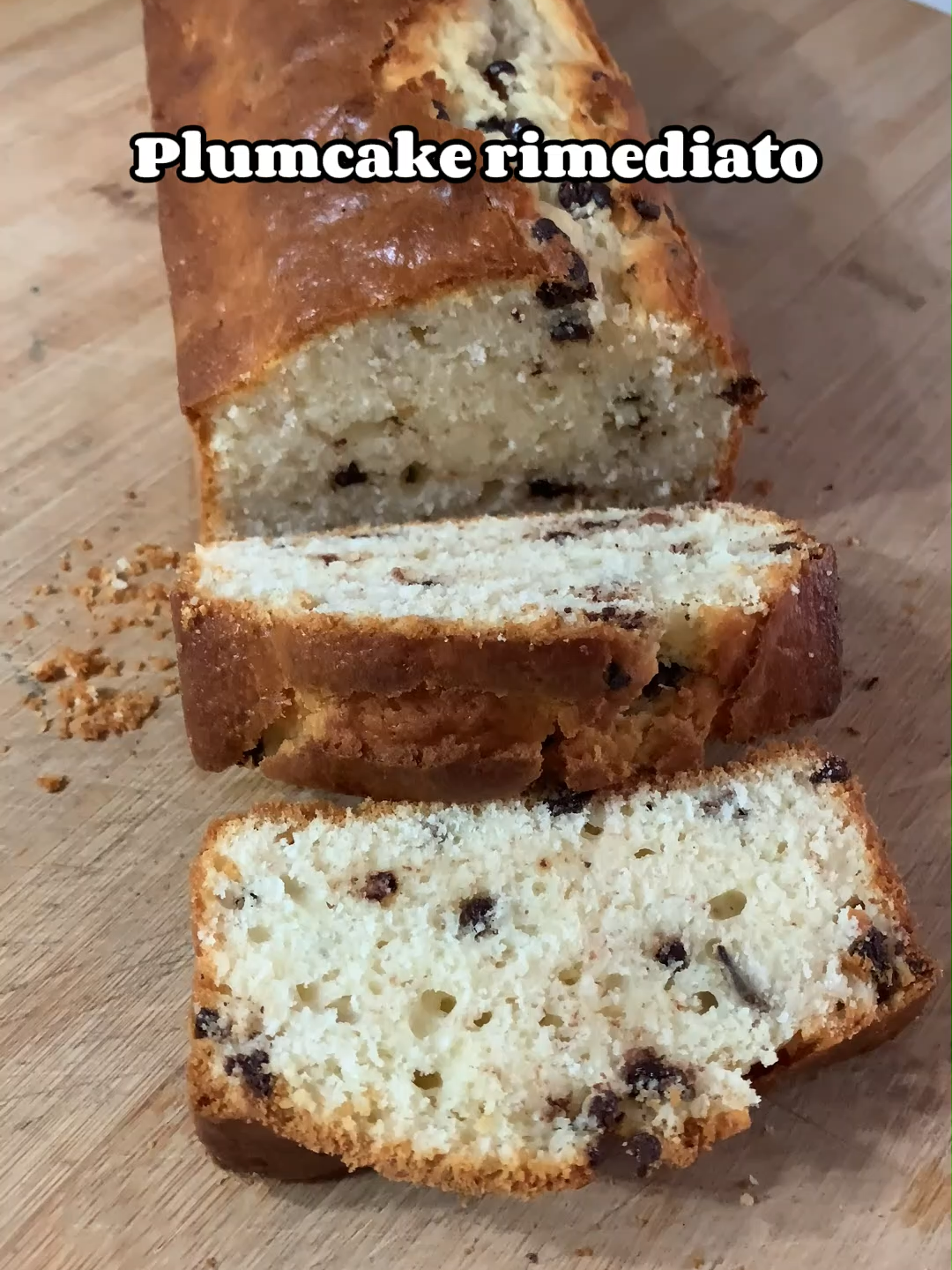 Quando il frigo ti lascia “il contentino”, si rimedia alla grande! Questo plumcake rimediato è sfizioso e gustoso: banane mature, yogurt stracciatella e via in forno. Perfetto per colazione e merenda… e zero sprechi! 💛 Ingredienti: 	•	2 banane mature (schiacciate) 	•	3 uova 	•	100 g di zucchero (fino a 150–180 g se lo vuoi più dolce) 	•	1 vasetto di yogurt gusto stracciatella 	•	100 ml di olio di semi di girasole 	•	280 g di farina 00 	•	1 bustina di lievito per dolci 	•	Gocce di cioccolato a sentimento (facoltative) 	•	Burro e farina per lo stampo 👉 Forno 180°C ben caldo, 40–50 min. Lascialo raffreddare, affetta e… sparisce! 📲 Clicca il link per entrare nel canale Telegram con le offerte Amazon selezionate da Tata! #cucinacontata #plumcake #banane #stracciatella #zerosprechi #colazione #merenda #dolcifattiincasa #ricettefacili #amazonofferte