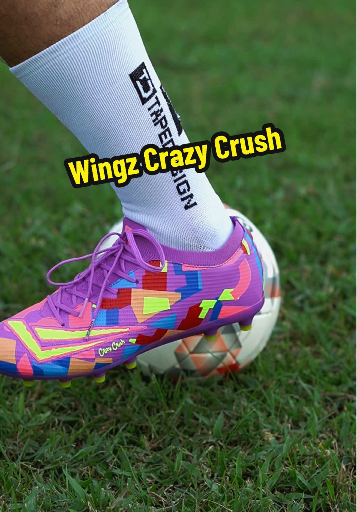 Wingz Crazy Crush ใส่กระชับเท้าขึ้น น้ำหนักเบาขึ้น พื้นเล่นหญ้าเทียมได้แจ่มขึ้น สีสวย #นักบอล #ฟุตบอล #สตั๊ด #รองเท้าสตั๊ด #wingz 
