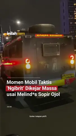 Ketegangan yang terjadi setelah tewasnya seorang pengemudi ojek online (ojol) di kawasan Pejompongan, Tanah Abang, memicu aksi kejar-kejaran menegangkan antara massa dan kendaraan taktis (rantis) milik polisi pada Kamis malam, 28 Agustus 2025. Puluhan orang, termasuk para pengemudi ojol yang merupakan rekan korban, memberanikan diri mengejar rantis tersebut dengan sepeda motor. Dalam upaya melarikan diri, kendaraan taktis itu tiba-tiba bermanuver dan naik ke Jalan Layang Non Tol (JLNT) Kampung Melayu–Tanah Abang, membuat suasana makin panas dan dramatis. - Selengkapnya kunjungi website dengan klik link di bio atau download aplikasi di AppStore dan Google Play Store. #InilahNews #AffanKurniawan #DemoDPR #Inilahcom #titiktengah #titikcerah 