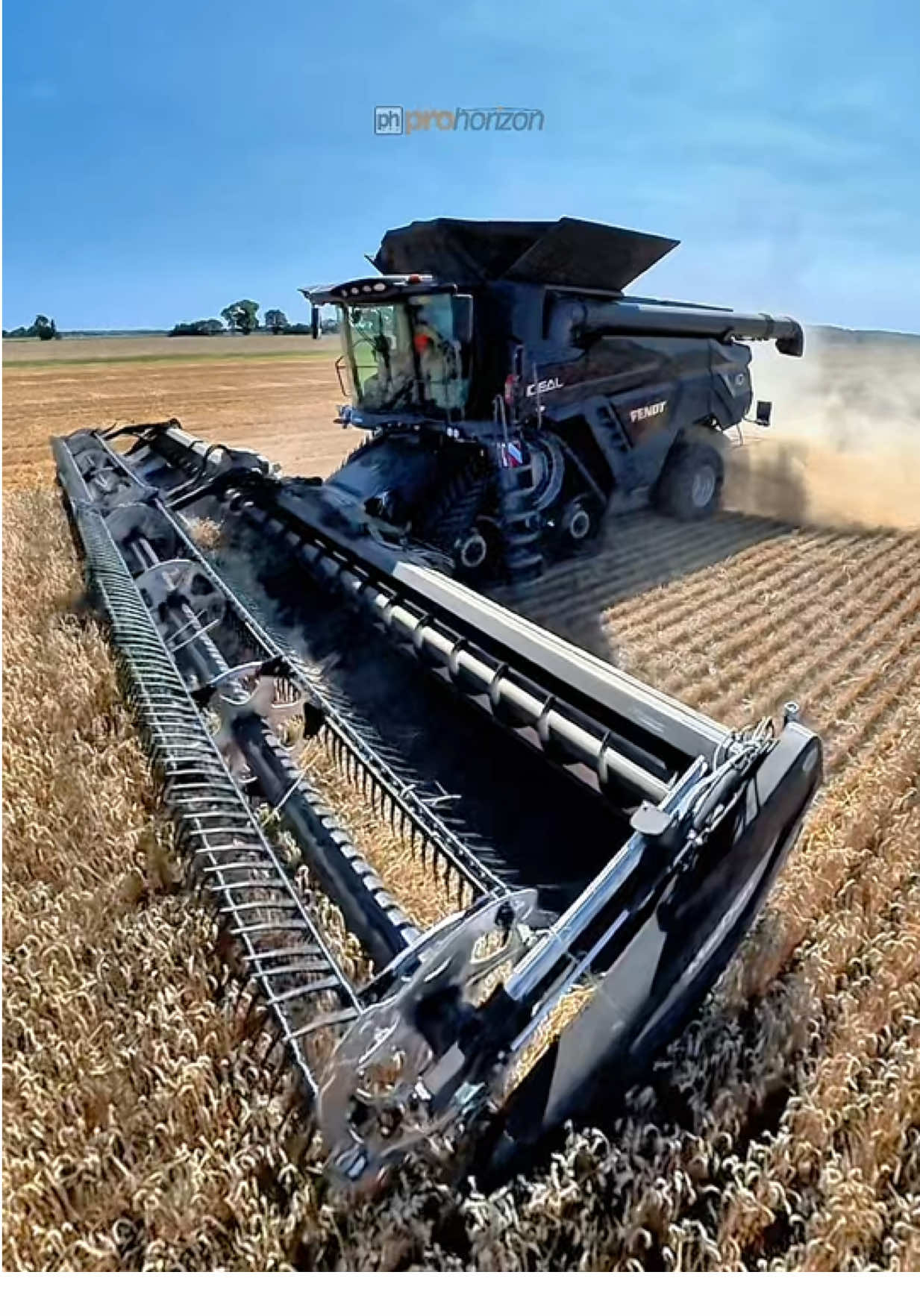 Fendt 10T IdealDrive combine harvester working in a field of wheat on demo at Rockscape #harvest2025 #fendt10t 