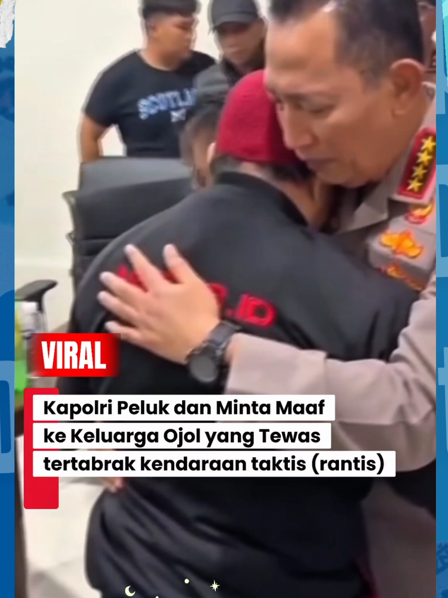Edisi Konten Pilihan | Viral Momen Kapolri Jenderal Listyo Sigit Prabowo menemui keluarga Affan Kurniawan di Rumah Sakit Cipto Mangunkusumo (RSCM), Jakarta Pusat. Affan yang berprofesi sebagai pengemudi ojek online (ojol) meninggal dunia setelah tertabrak kendaraan taktis (rantis) Brimob. Insiden ini terjadi saat demo di Jakarta pada Kamis, 28 Agustus 2025. Kapolri turut merasakan kesedihan yang dialami pihak keluarga dan menyampaikan duka cita mendalam, sekaligus permohonan maaf atas insiden yang sudah terjadi. Kapolri berjanji bahwa pihak kepolisian akan bertanggung jawab penuh dan mengusut tuntas kasus tersebut. Selain Kapolri, Kapolda Metro Jaya Irjen Asep Edi Suheri juga turut hadir. Kapolda menjanjikan untuk menanggung seluruh biaya rumah sakit dan kebutuhan keluarga korban. Pihak keluarga, melalui perwakilannya menyampaikan permintaan agar keadilan ditegakkan, dan Kapolri menyatakan kesiapannya untuk memproses anggota yang bersalah. Tujuh anggota Brimob yang diduga terlibat dalam insiden ini telah diamankan untuk menjalani pemeriksaan lebih lanjut oleh Divisi Propam Polri.  #lambeturahnusantara #viral #demo #kapolri Referensi Berita : https://news.detik.com/berita/d-8084821/kapolri-peluk-dan-minta-maaf-ke-keluarga-ojol-yang-tewas-dilindas-rantis https://www.cnbcindonesia.com/news/20250829063155-4-662362/kapolri-minta-maaf-peluk-keluarga-ojol-tewas-dilindas-mobil-brimob