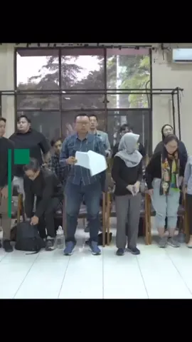 Demonstrasi yang tak lain merupakan respons warga atas kebijakan ugal-ugalan DPR dan Pemerintah lagi-lagi ditanggapi negara dengan melibatkan aparat yang bertindak brutal. Tak hanya menembakkan gas air mata, kali ini kendaraan taktis Brimob menabrak dan melindas pengemudi ojek online (ojol). Satu di antaranya tewas. Tindakan brutal dan penggunaan kekerasan oleh aparat yang bersenjata jauh lebih lengkap dan mematikan tidak hanya melanggar prinsip demokrasi dan hak asasi manusia, tetapi juga menegaskan bahwa pemerintah dan aparat gagal menjaga amanat reformasi, yaitu menjadikan negara yang berpihak pada rakyat. Patut diingat bahwa kekerasan berujung pembunuhan oleh aparat dalam aksi demonstrasi bukan kali pertama terjadi. Berulangnya tindakan kekerasan Polri juga menandakan bahwa evaluasi, kontrol, dan akuntabilitas terhadap Polri selama ini hanya omong kosong. Padahal, reformasi Polri adalah cita-cita yang paling diharapkan dalam reformasi pasca-Orde Baru. Tewasnya warga di tangan Polisi tidak bisa dianggap insiden semata, melainkan kejahatan negara yang harus dipertanggungjawabkan dan direspons dengan audit menyeluruh penggunaan kewenangan dan persenjataan Polri. Selengkapnya: https://ylbhi.or.id/informasi/siaran-pers/darurat-kekerasan-negara-menuntut-tanggung-jawab-presiden-dpr-dan-kapolri/