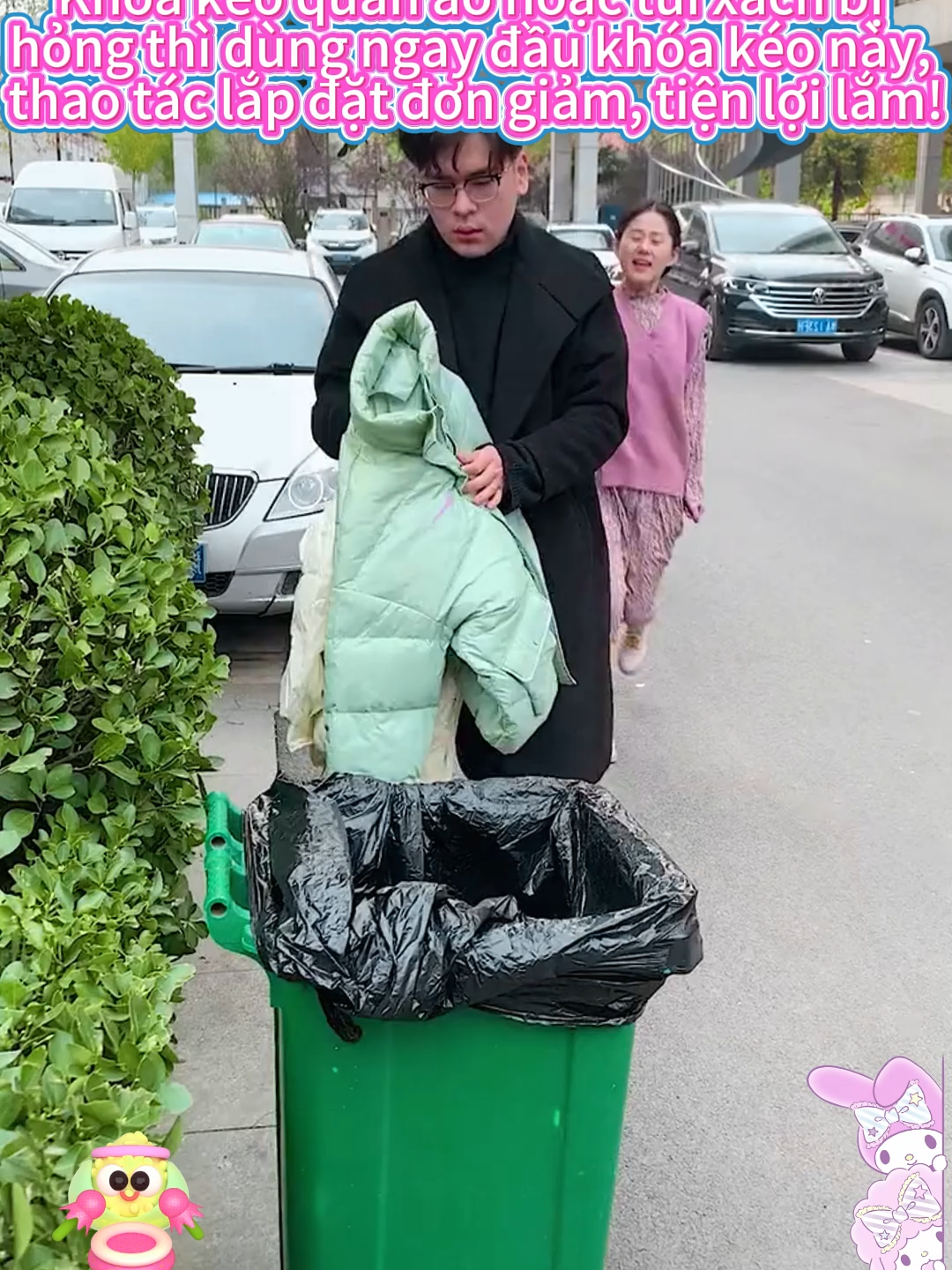 Có thể tháo ra lắp vào dễ dàng, dùng cho cả áo quần và túi xách đều được.