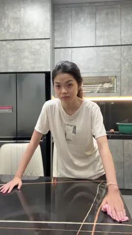 Mẹ hỏi sao dọn bếp mãi chưa xong ? 