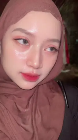 Dibawa ngebut sama bapa gojek pashminanya tetep stay dong, tanpa peniti udah nemplok🥹🥹