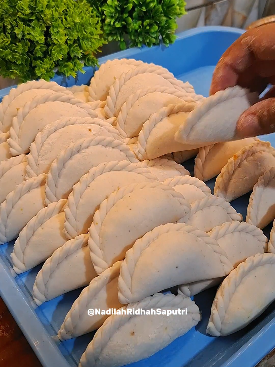 kalo udah bikin cemilan kayak gini hari-hari makin semangat lagi😊😊 Kulit Cireng Isi Bahan 1: - 500 gr tepung tapioka - 1 sachet bawang putih bubuk - 2 sdt garam - 1 sdt lada bubuk - 5 sdm tepung terigu - 500 ml air panas (tdk smua dipakek) masukkan secara bertahap sampai adonan khalis cara bikin ada dividio #cirengisi #ayamsuwir #cemilanviral #cemilansimple #cemilanenak 