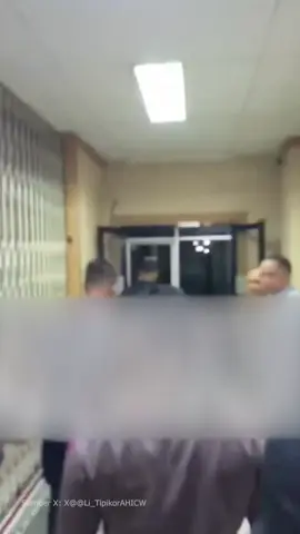 Kapolri minta maaf ke keluarga driver ojol yang tewas terlindas rantis Brimob GENMILENIAL.ID - Kapolri Jenderal Polisi Listyo Sigit Prabowo menyampaikan belasungkawa dan permintaan maaf secara langsung kepada keluarga driver ojek online (ojol) berinisial AK yang tewas terlindas kendaraan taktis Brimob di kawasan Pejompongan, Jakarta Pusat. Dalam kunjungannya ke RSCM, Listyo menyatakan bahwa institusinya bertanggung jawab secara atas kejadian tersebut dan akan menindaklanjuti kasus ini sesuai permintaan keluarga korban. Selain mengurus pemakamam, permintaan maaf juga disampaikan kepada komunitas ojol dan masyarakat luas, sembari menegaskan komitmen Polri untuk mengusut insiden yang terjadi saat pembubaran aksi demo buruh 28 Agustus 2025. #kapolri #listyosigitprabowo #ojol #demoricuh #brimob