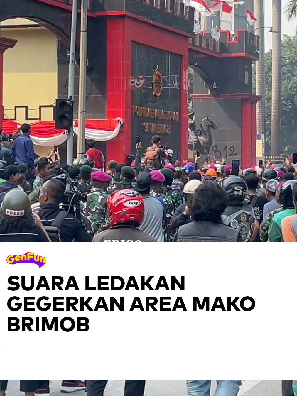 Suara ledakan petasan terdengar begitu nyaring, memecah keheningan di depan Mako Brimob, Jakarta Pusat, Jumat, 29 Agustus 2025 #Demo #SuaraRakyat #Brimob #BubarkanDPR #OjekOnline #DPR #DPRD #GenFun