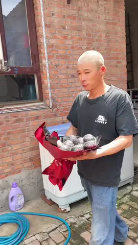 Bó hoa độc đáo 🤣  #funnyvideos #giaitri #haihuoc #xuhuong 