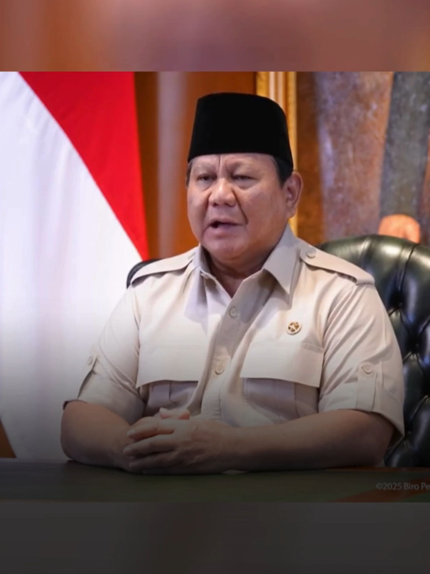 Presiden Republik Indonesia Prabowo Subianto menyampaikan keprihatinan mendalam atas insiden yang terjadi pada demonstrasi Kamis (28/8/2025) malam, termasuk peristiwa meninggalnya seorang pengemudi ojek online (ojol) bernama Affan Kurniawan. Pernyataan tersebut disampaikan Kepala Negara di kediaman pribadinya di Hambalang, Kabupaten Bogor, pada Jumat (29/8/2025). 𝐒𝐞𝐥𝐞𝐧𝐠𝐤𝐚𝐩𝐧𝐲𝐚 𝐊𝐥𝐢𝐤 𝐋𝐢𝐧𝐤 𝐁𝐢𝐨 #jubirtv #jubirtvnewscom #presidensilancaritan #affankurniawan #ojol #rantisbrimob #usutuntaskasus #pemuliharakehidupan #demoindonesia #perlindungansipil @prabowosubianto08 @partaigerindra