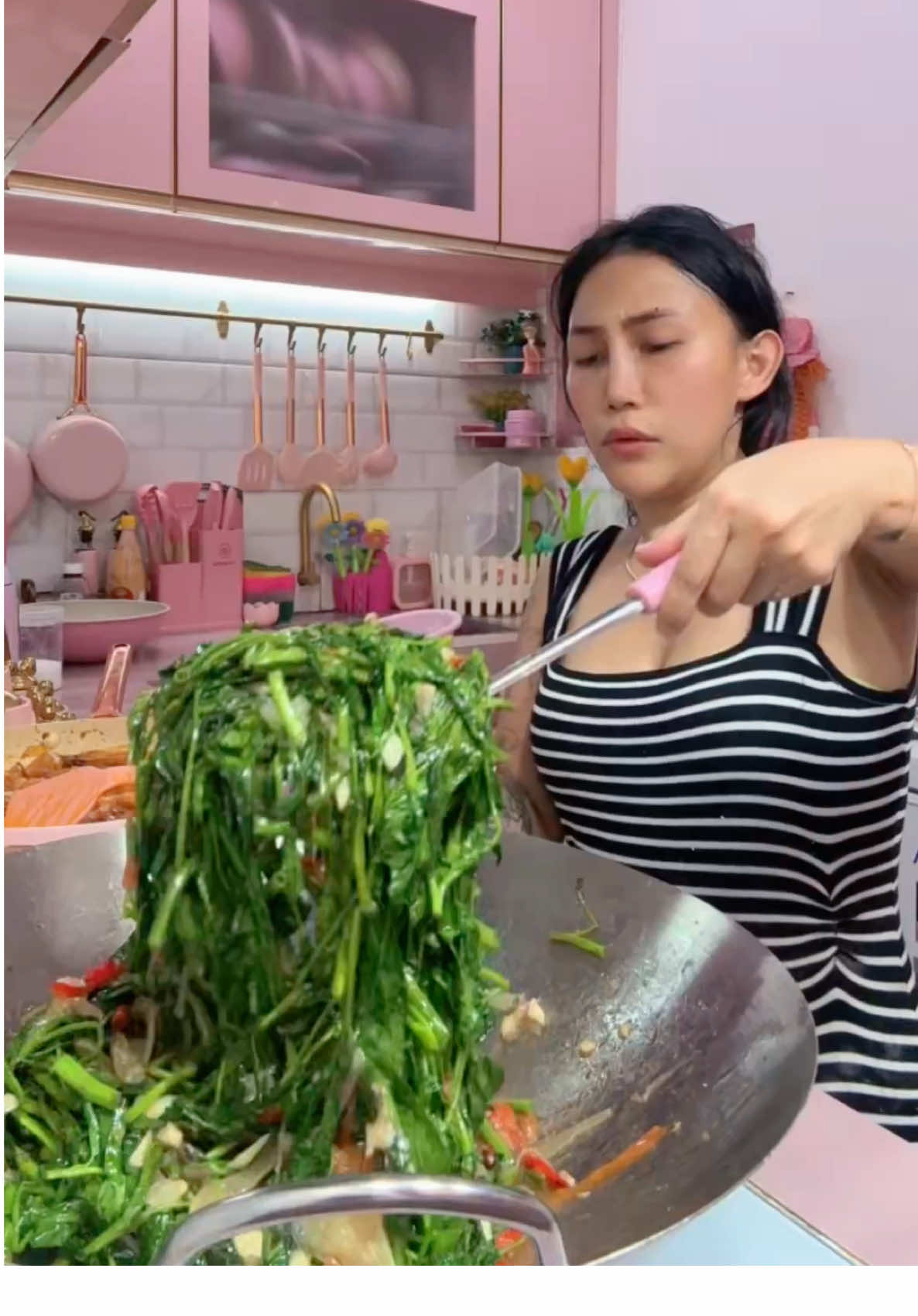 Temenin mami masak seafood ala lestoran untuk makan anak2 di gudang