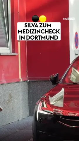 Fabio Silva ist beim Knappschaftskrankenhaus in Dortmund zum Medizincheck angekommen. ⚫️🟡 Der portugiesische Stürmer soll von Wolverhampton zum BVB wechseln. ➡️ Als Ablöse werden 22,5 Millionen Euro fällig, hinzu kommen vier Millionen Euro Boni. #SkyTransfer #TU #TransferUpdate #Silva #BVB #Dortmund