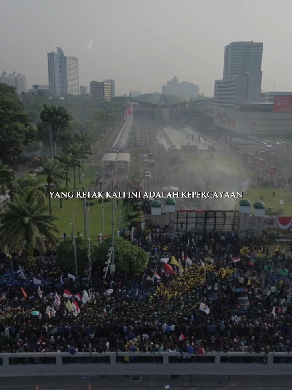 Demo buruh dan mahasiswa di depan DPR Jakarta (28 Agustus) berujung ricuh. Seorang driver ojol, Affan Kurniawan, jadi korban setelah dilindas rantis Brimob. Polisi sudah minta maaf, 7 anggota Brimob diperiksa Propam, dan mahasiswa turun lagi (29 Agustus) menuntut keadilan dengan tema Indonesia Cemas 2025. #fyp #viral #trending #indonesia #jakarta 