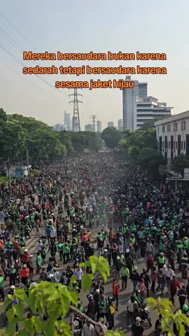 Hari ini ribuan ojol bersatu, bukan untuk mengejar orderan, tapi untuk mengepung Mako Brimob Jakarta. Bukan karena benci, tapi karena cinta pada seorang kawan bernama Affan yang pergi terlalu cepat. Inilah wajah solidaritas, ketika jaket hijau berbaris, bukan hanya untuk mencari nafkah, tapi untuk menuntut keadilan. Demonstrasi ini adalah suara hati yang bergema, jeritan yang menuntut agar nyawa tak lagi dipandang sepele. Karena bagi kami, setiap nyawa adalah perjalanan yang berharga. Affan boleh tiada, tapi semangatnya kini hidup di dada ribuan ojol yang memilih berdiri bersama.  #solidaritasojol   #kemanusiaan #brimobindonesia #ojol #videoviral
