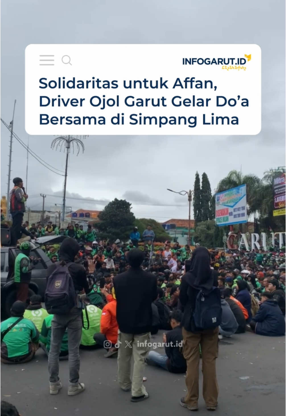 Aksi solidaritas para supir ojek online (ojol) yang tergabung dalam Aliansi Driver Online Garut Bersatu (ADOGB) menggelar doa bersama di Simpang Lima Garut, Jumat (29/8/2025). . . . #garut #infogarut