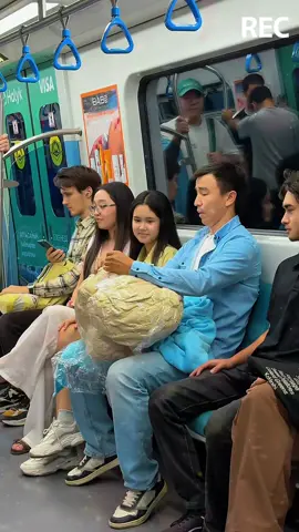 Pretending to be holding a child is actually a doll to spoof passers-by 😂😂😂#fyp #prank #funny #prankvideo #foryou 